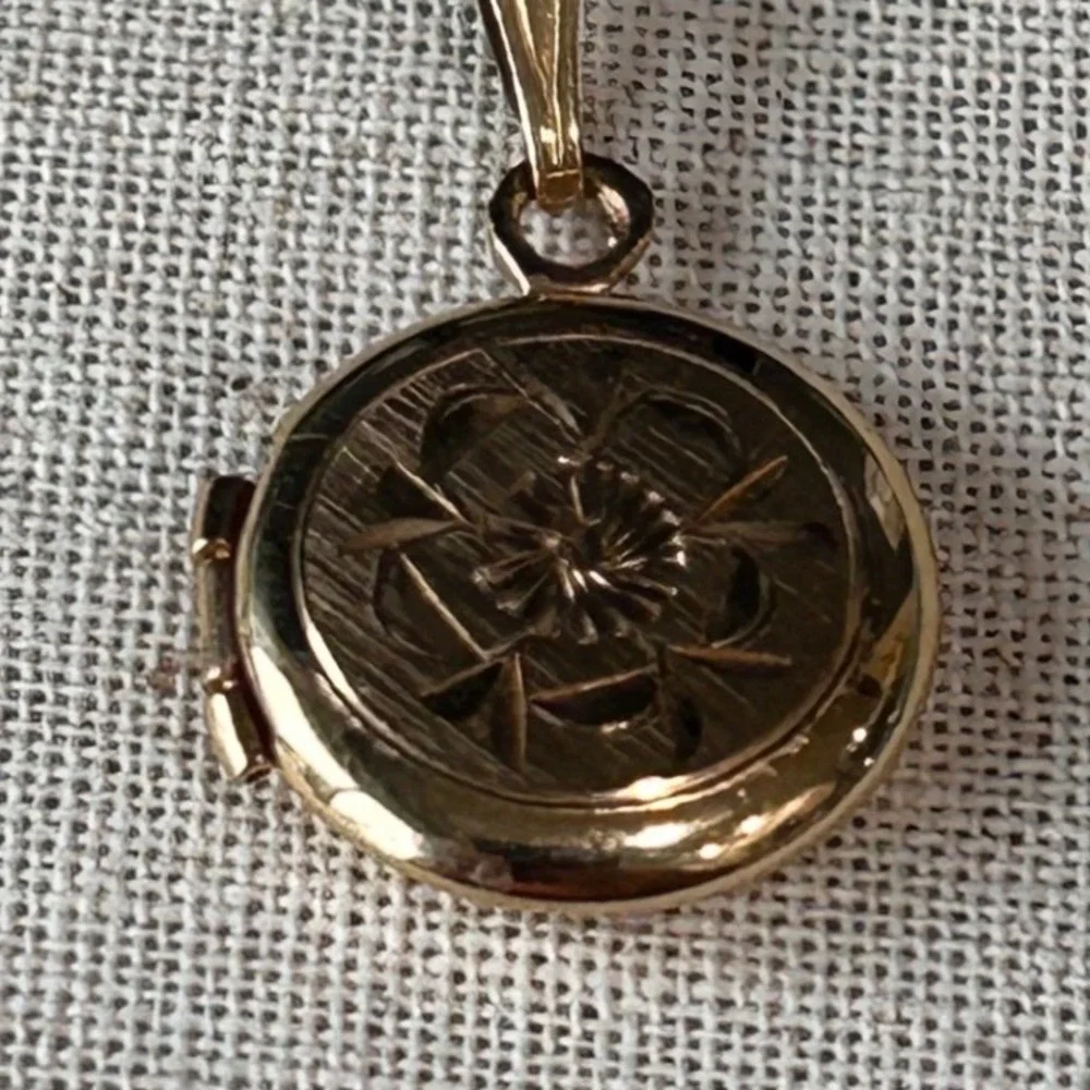 Vintage 1/20 12KT Gold Filled Etched Floral Round Locket Necklace 19.25 Inch